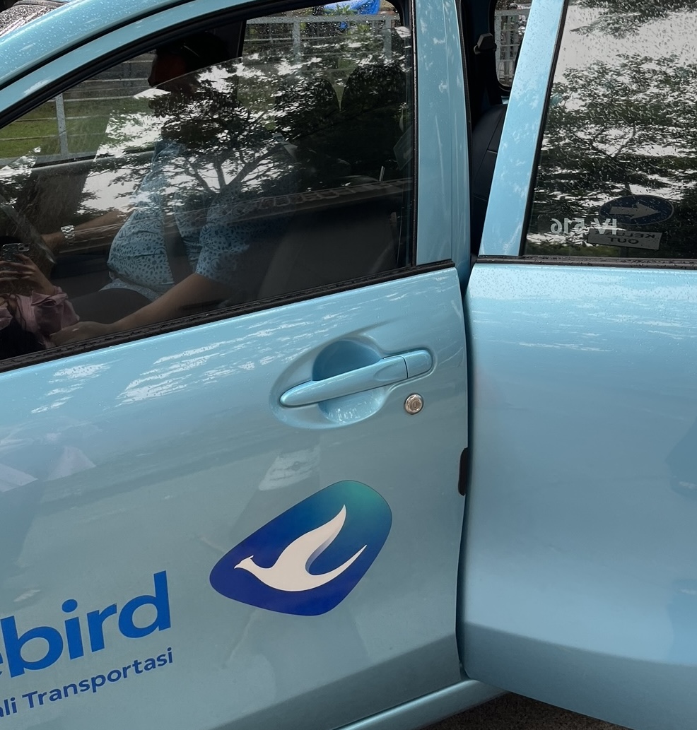 バリ島 デンパサール空港からの移動方法①ブルーバード（メーター）タクシー