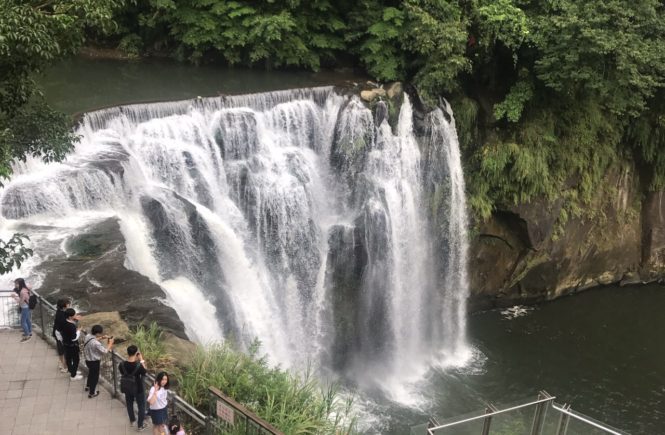 台湾 人気観光スポット 十分瀑布