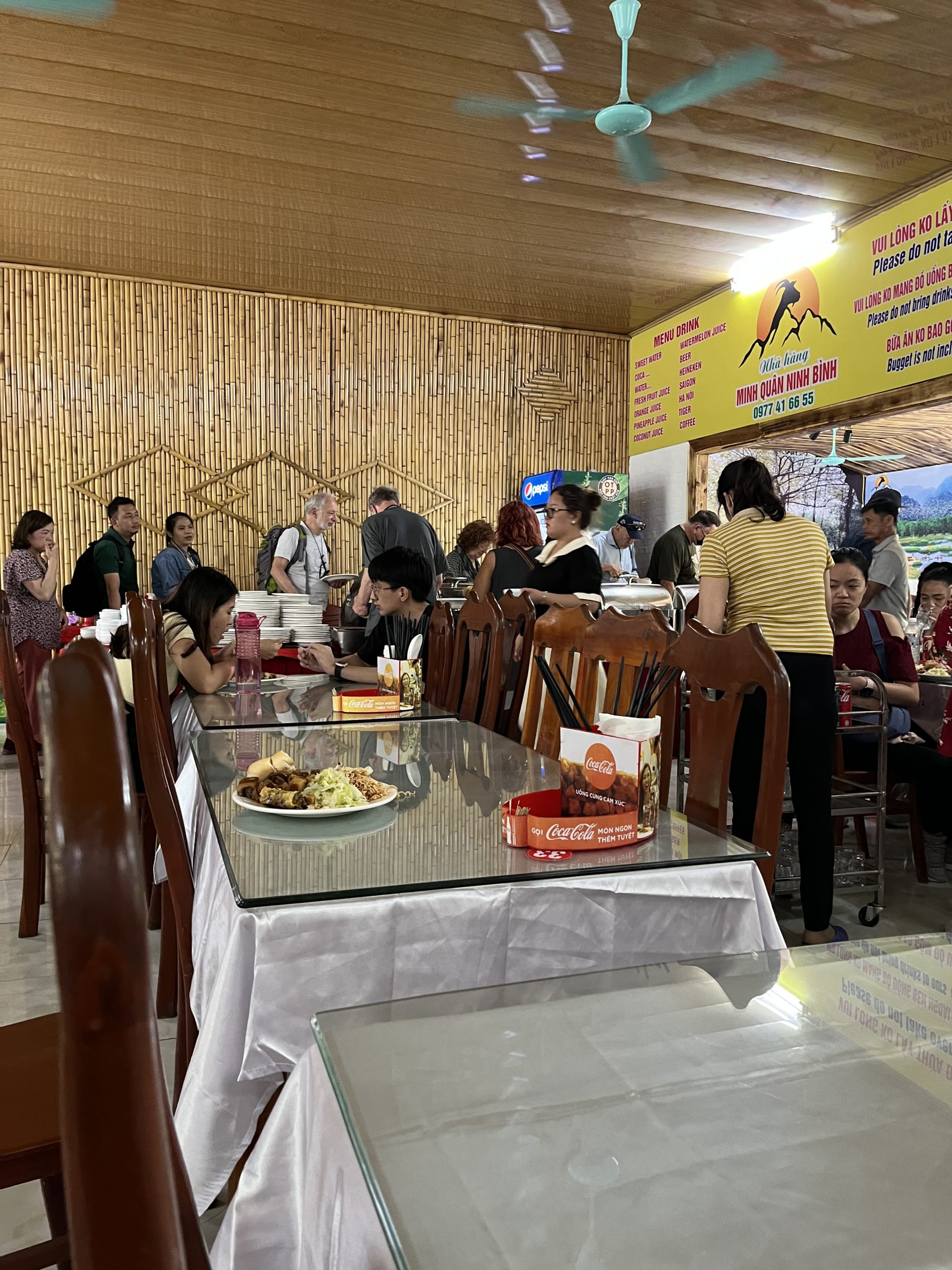 ベトナム ハノイ 観光 ニンビンツアー 昼食 レストラン