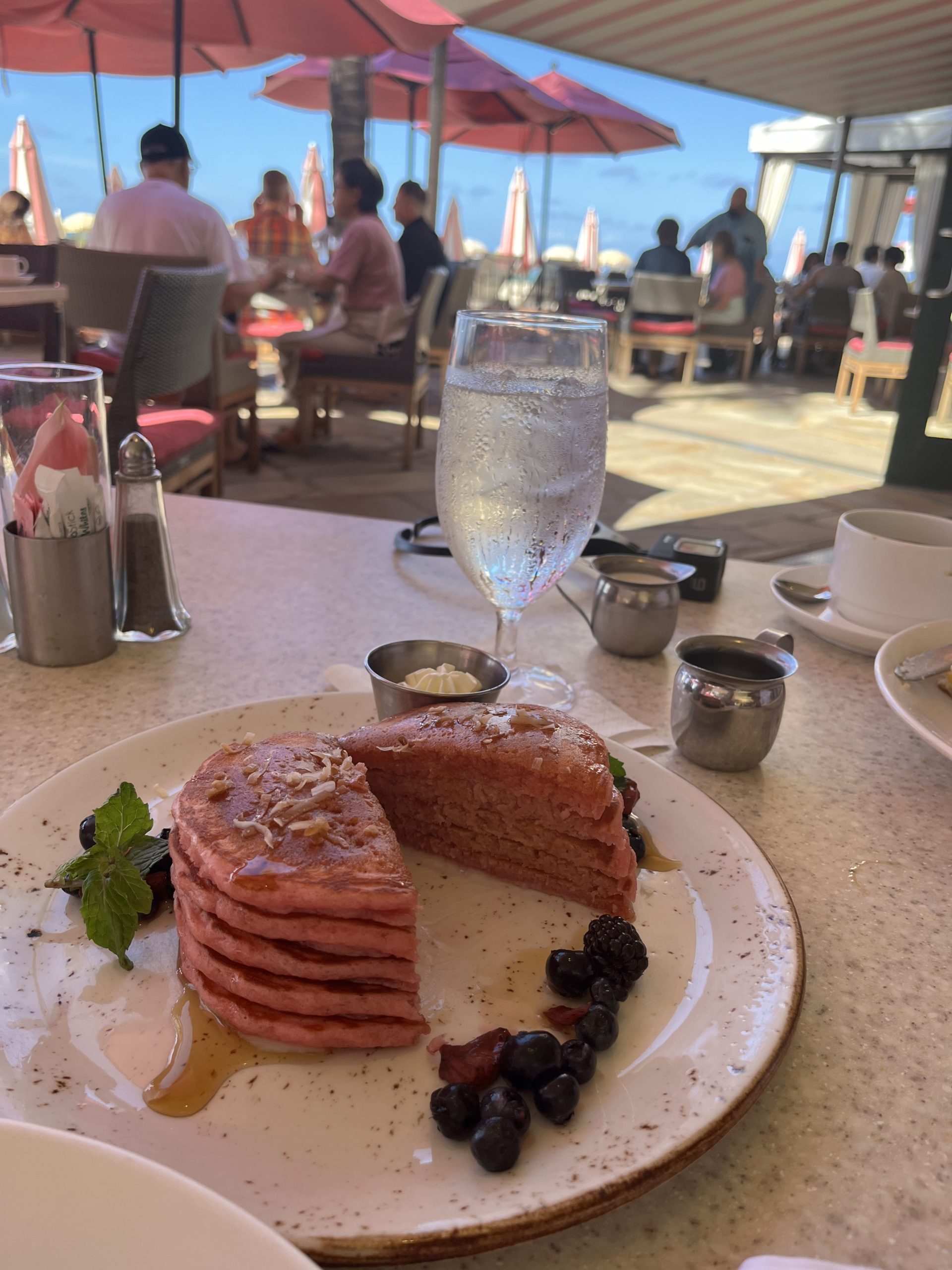 ロイヤルハワイアンホテル サーフラナイの朝食 ピンクのパンケーキ