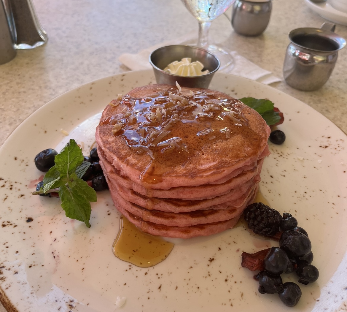 ロイヤルハワイアンホテル サーフラナイの朝食 ピンクのパンケーキ