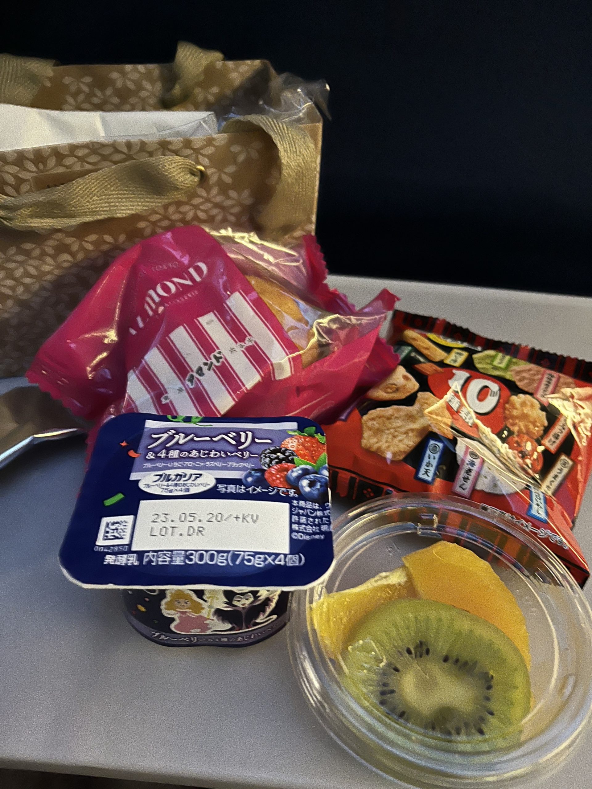 ハワイアン航空 福岡 ホノルル 機内食 フルーツ・お菓子